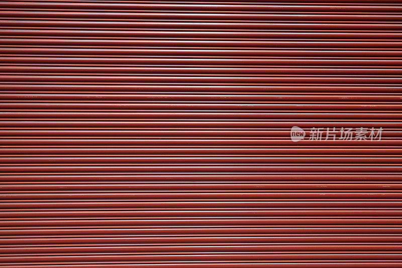 红棕色的金属车库门