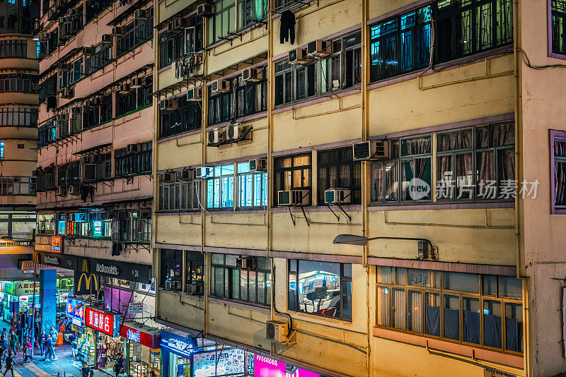 明亮的霓虹灯标志，五颜六色拥挤的城市景观旺角，九龙，中国香港