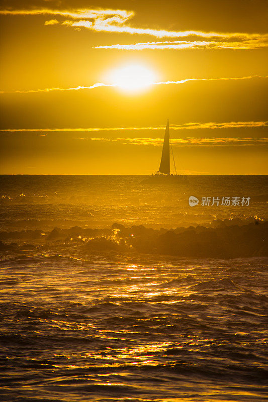 考艾岛波伊普海滩上的夏威夷日落游船