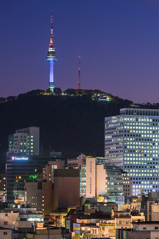 日落时分，首尔南山大厦被照亮，俯瞰韩国市中心的城市景观