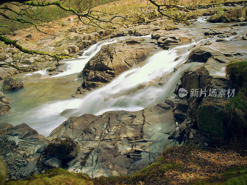 时间流逝长暴露岩石池雾瀑布