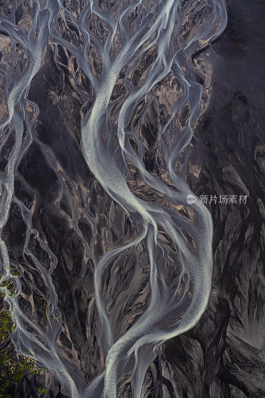 这是一架直升机拍摄到的冰岛冰川河流