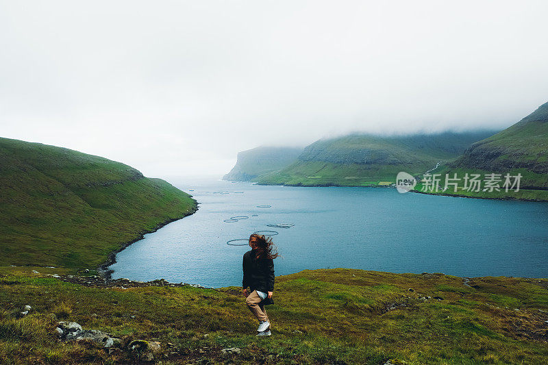 夏天，在法罗群岛附近的山上徒步旅行的妇女