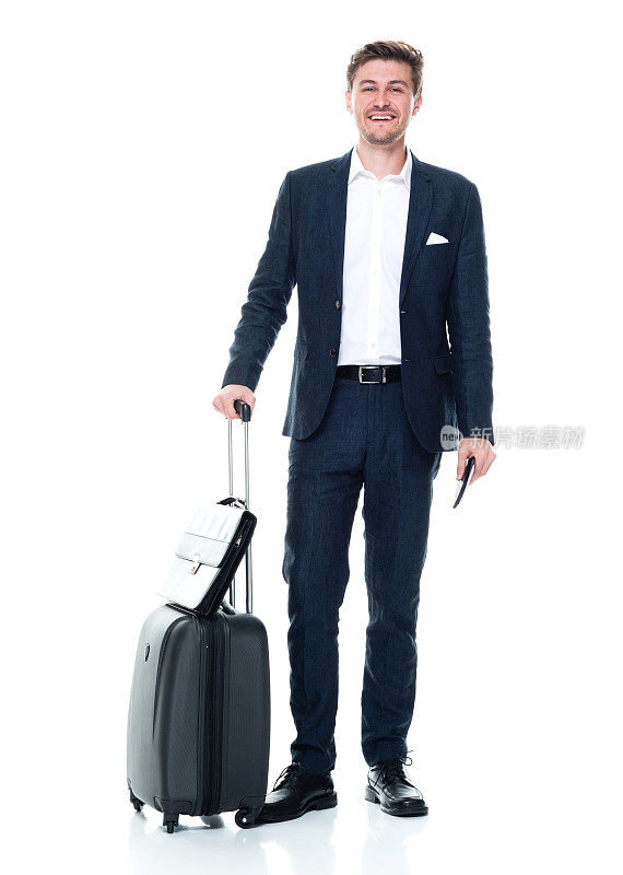 白人男性商务人士站在白色背景，穿着衬衫，拿着公文包