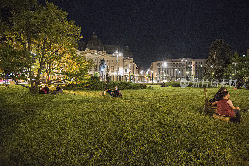 人们晚上在布加勒斯特市中心的公园里玩耍。