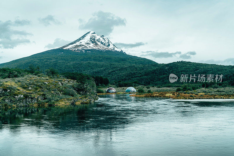 火地岛的两座冰屋。背景是一座白雪皑皑的山。