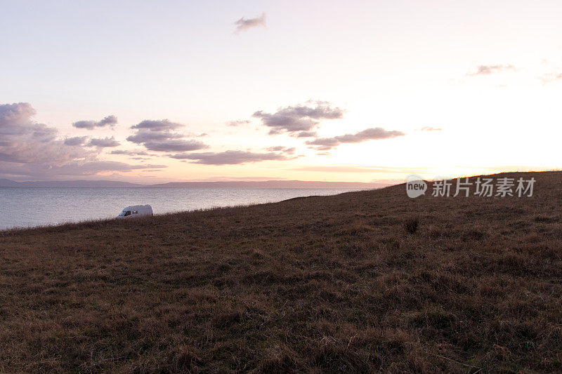 日出时，货车停在海边