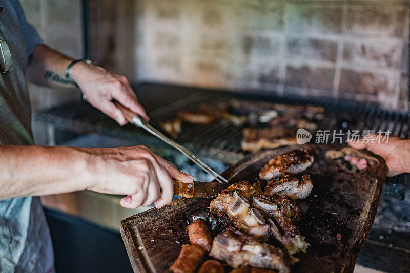 两名男子为午餐提供肉，asado