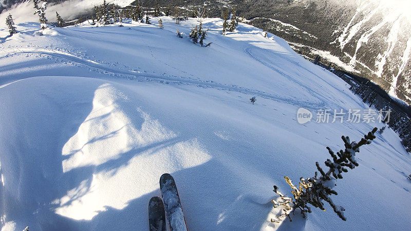 山地滑雪运动员通过高山下行的第一人称视角