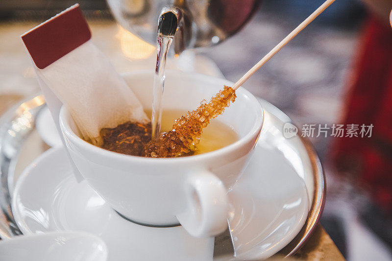 草药茶，蜂蜜和茶壶