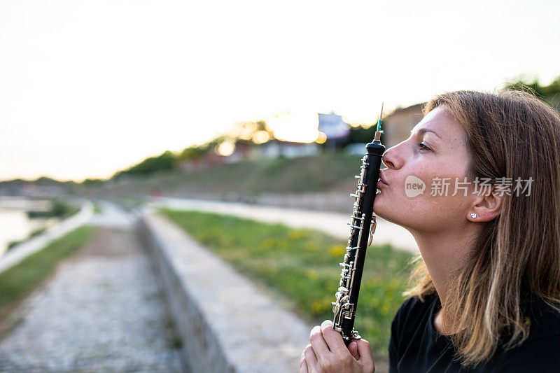 一个女人在河边亲吻双簧管