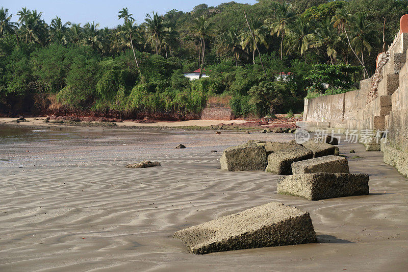 印度果阿的帕洛伦海滩，海岸防御的混凝土块，海港墙长廊挡住了大海