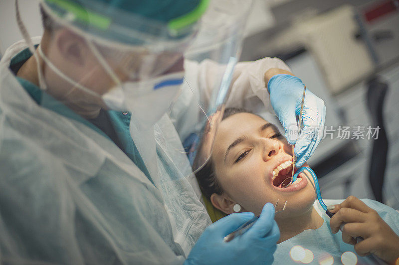 一个女孩正在进行牙科检查