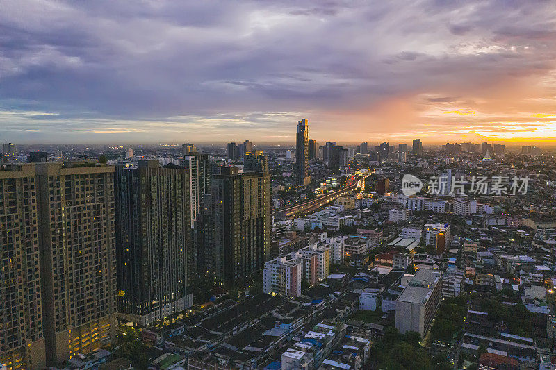 无人机鸟瞰曼谷城市-美丽的建筑物和街道日落视图