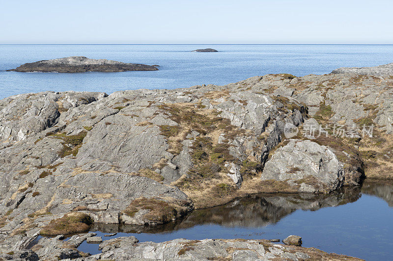 挪威西部卑尔根市附近的岩石海滩