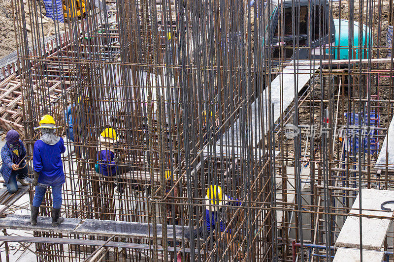 2019年2月17日，泰国曼谷:建筑工人在建筑工地制作大型钢筋。