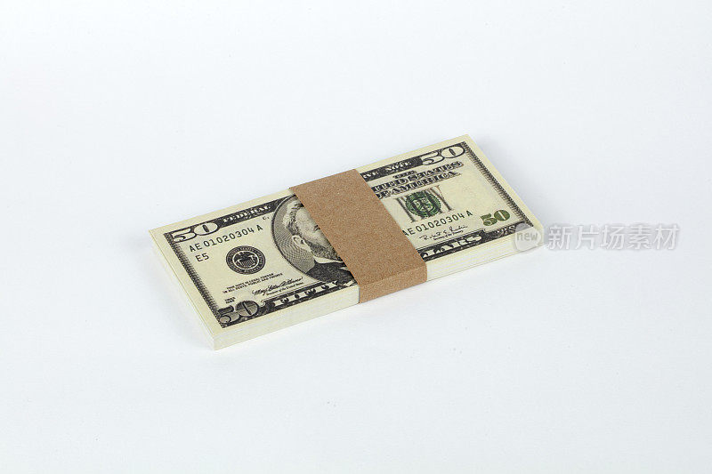 白色背景上的一堆美元钞票。50美元纸币。
