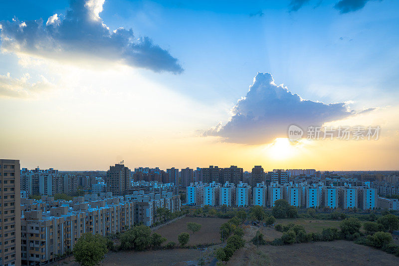 夕阳下美丽的艾哈姆达巴德城。