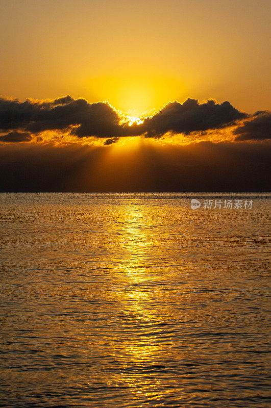 太阳升上碧瓦湖的云朵