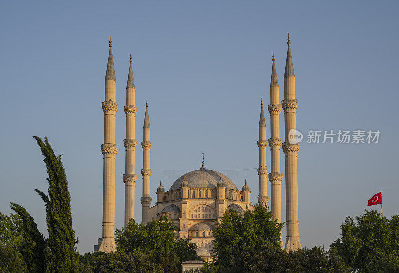 阿达纳的萨班奇中央清真寺是土耳其最大的清真寺，有六个尖塔