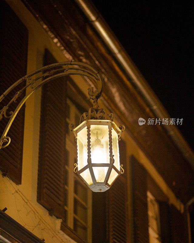 杜塞尔多夫阿尔茨塔特的冬夜街灯