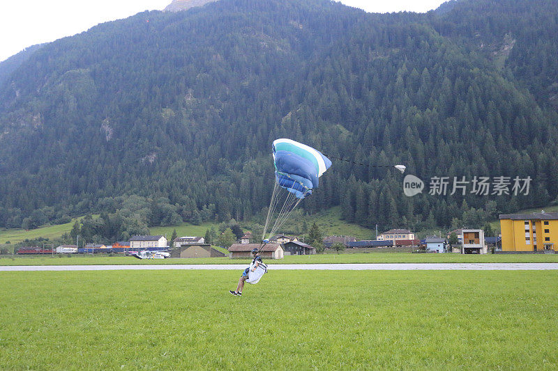 滑翔伞在瑞士阿尔卑斯山上空翱翔