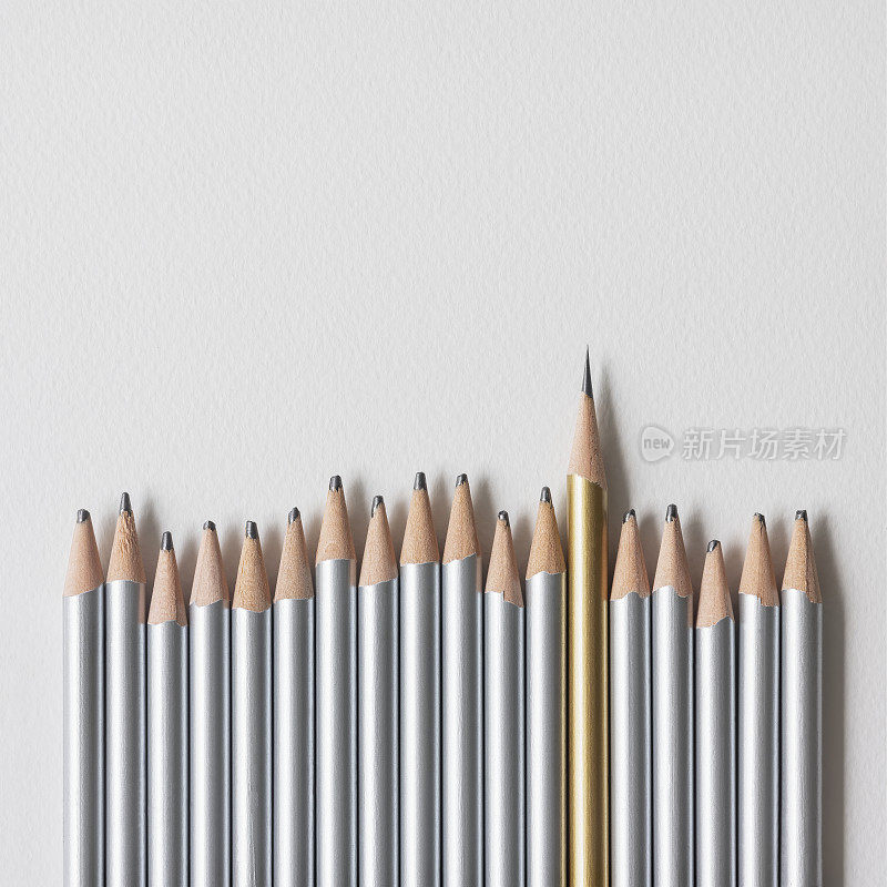 一排银色的铅笔很钝，但一只金色的铅笔比其他的都高，非常锋利，从人群中脱颖而出。