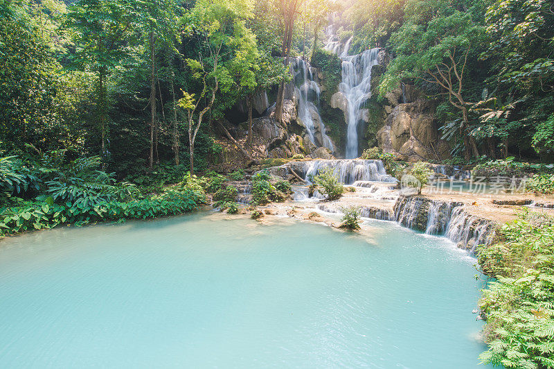 老挝琅勃拉邦，famaus旅游景点旷斯瀑布的自然景观