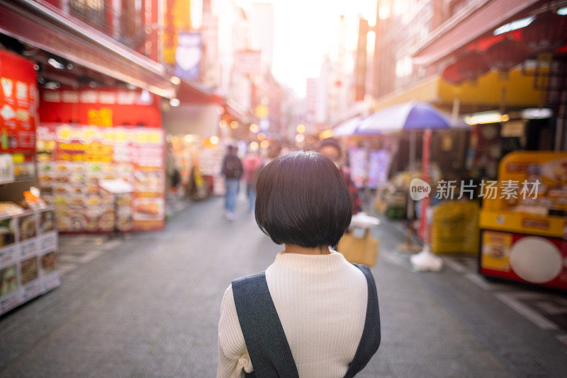 后视图的年轻女子访问唐人街在神户，日本