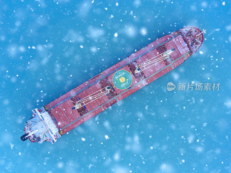 冬季运输中的油船、天然气船鸟瞰图。