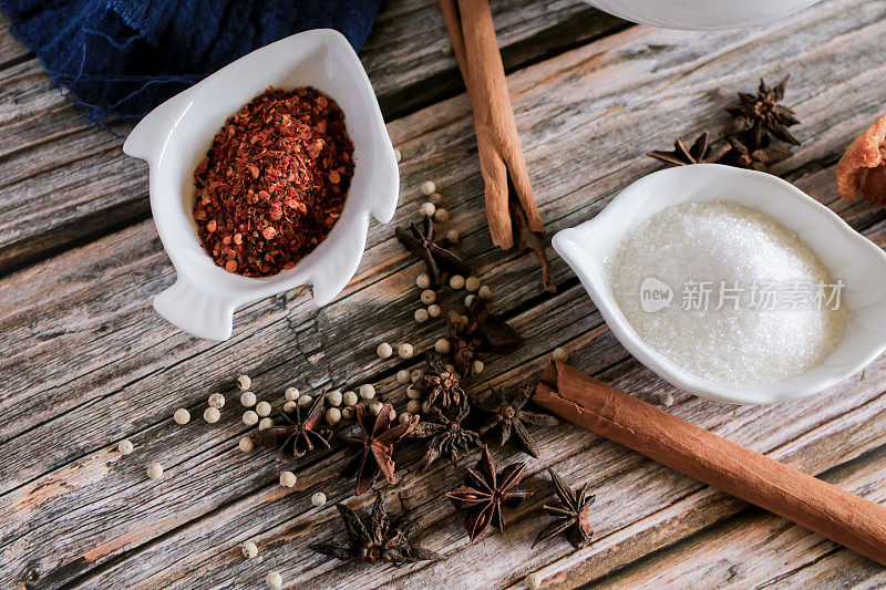 辣椒粉和糖加入五种香料(肉桂，茴香，八角，胡椒，丁香)制作面条汤。