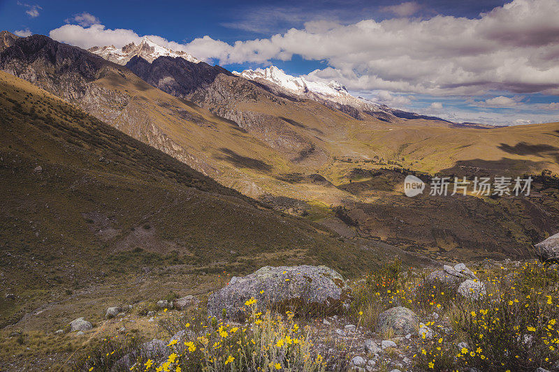 秘鲁安第斯山脉附近的布兰卡山脉有着田园诗般的风景和草甸