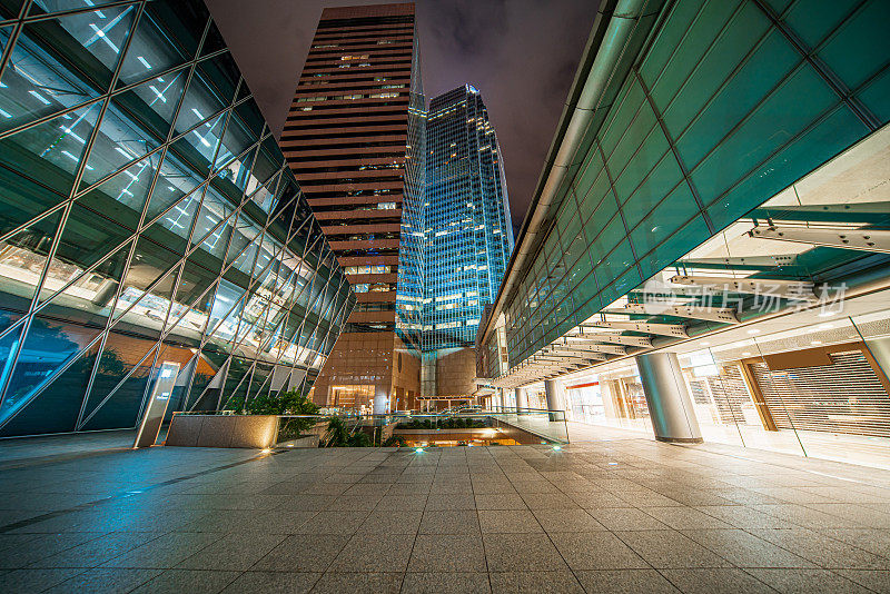 空瓷砖平台与现代建筑的背景