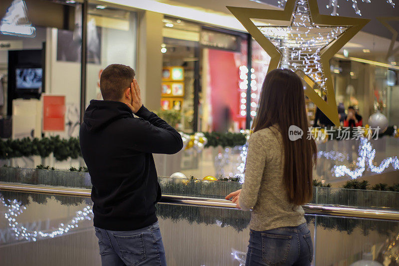 快乐的年轻夫妇在圣诞购物