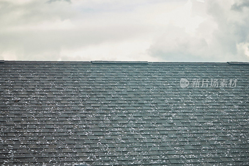 屋顶瓦片与大冰雹风暴后的冰雹