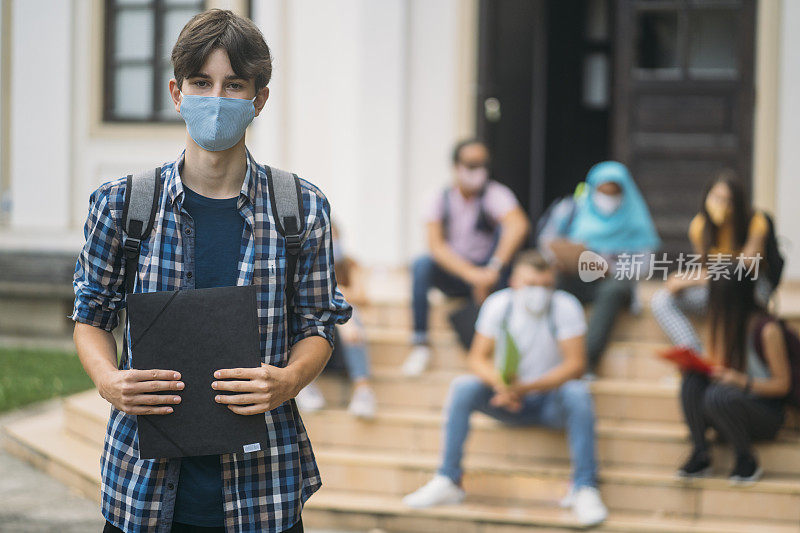 一个高中生戴着防护口罩的肖像