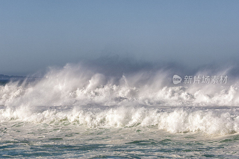 加利福尼亚海岸海滩上汹涌的海浪