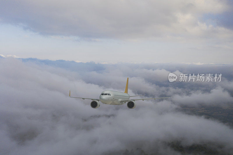 客机在云层上空飞行。