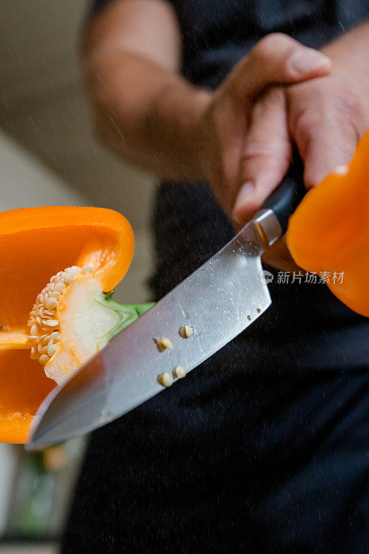 用一把锋利的刀在空中切辣椒