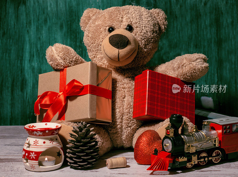 一只抱着圣诞礼物的泰迪熊