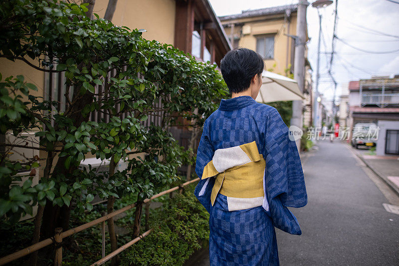 穿着和服的日本妇女在老城区散步