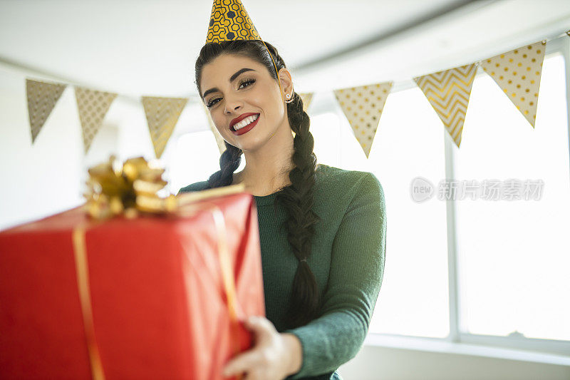 年轻美丽的女人庆祝生日和持有生日礼物的肖像