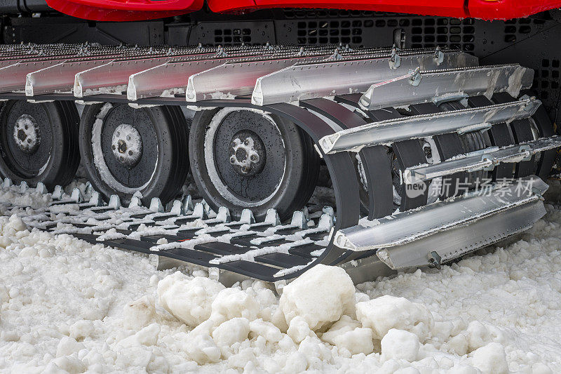 在奥地利的雪地车修整滑雪坡道