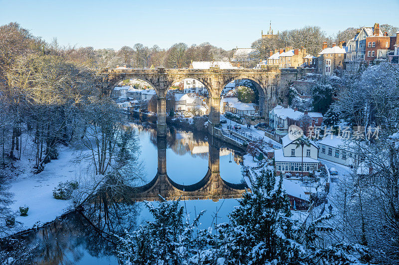 英国约克郡北部的Nidd河和铁路高架桥上的冬季雪景