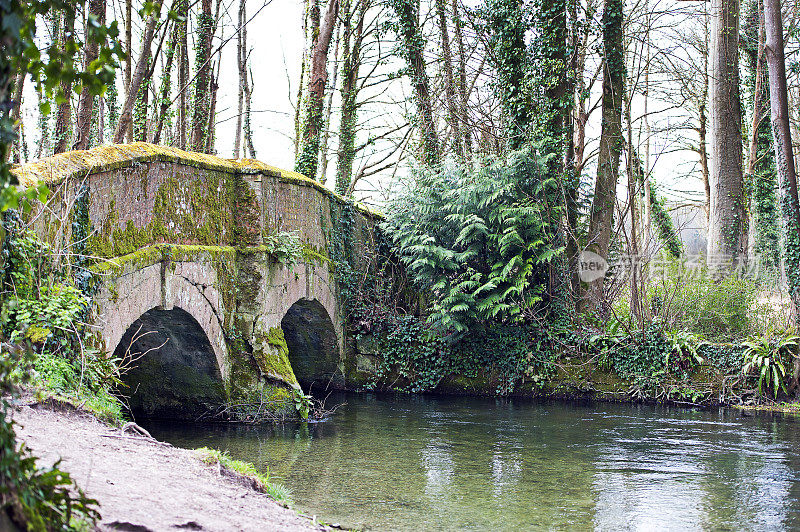 河上的双拱桥。英国多塞特郡温伯恩市威斯尚顿附近的克里切尔庄园，一条公共小径。