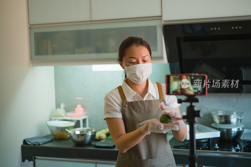 一位亚洲女性正在录制自制月饼面点制作面团的视频