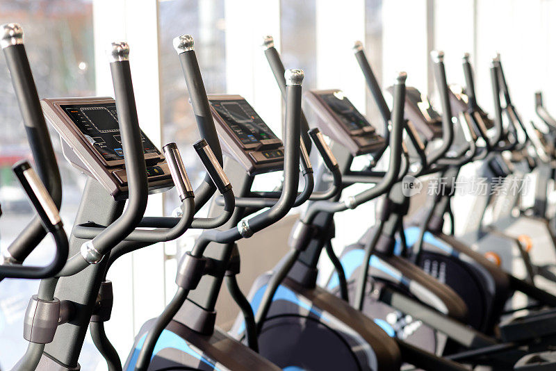 跑步机在现代化的健身房和健身中心配备设备和锻炼机器