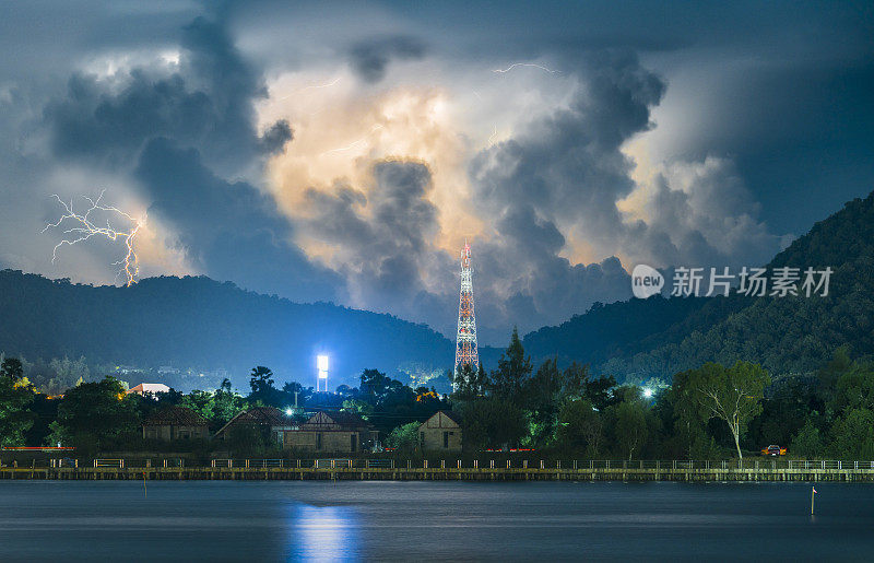 泰国华欣湖上漆黑夜空中的闪电