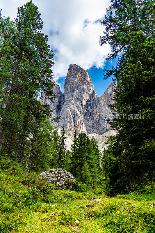 意大利南蒂罗尔Dolomites地区的Geisler集团。云雾缭绕的群山映衬着蔚蓝的天空。