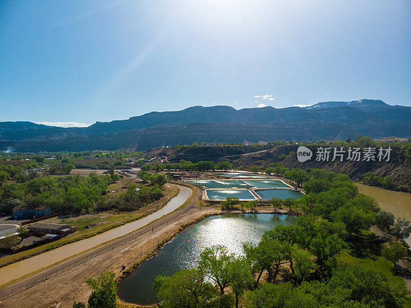 栅栏与风景鸟瞰城镇和水处理站和沉淀池照片系列